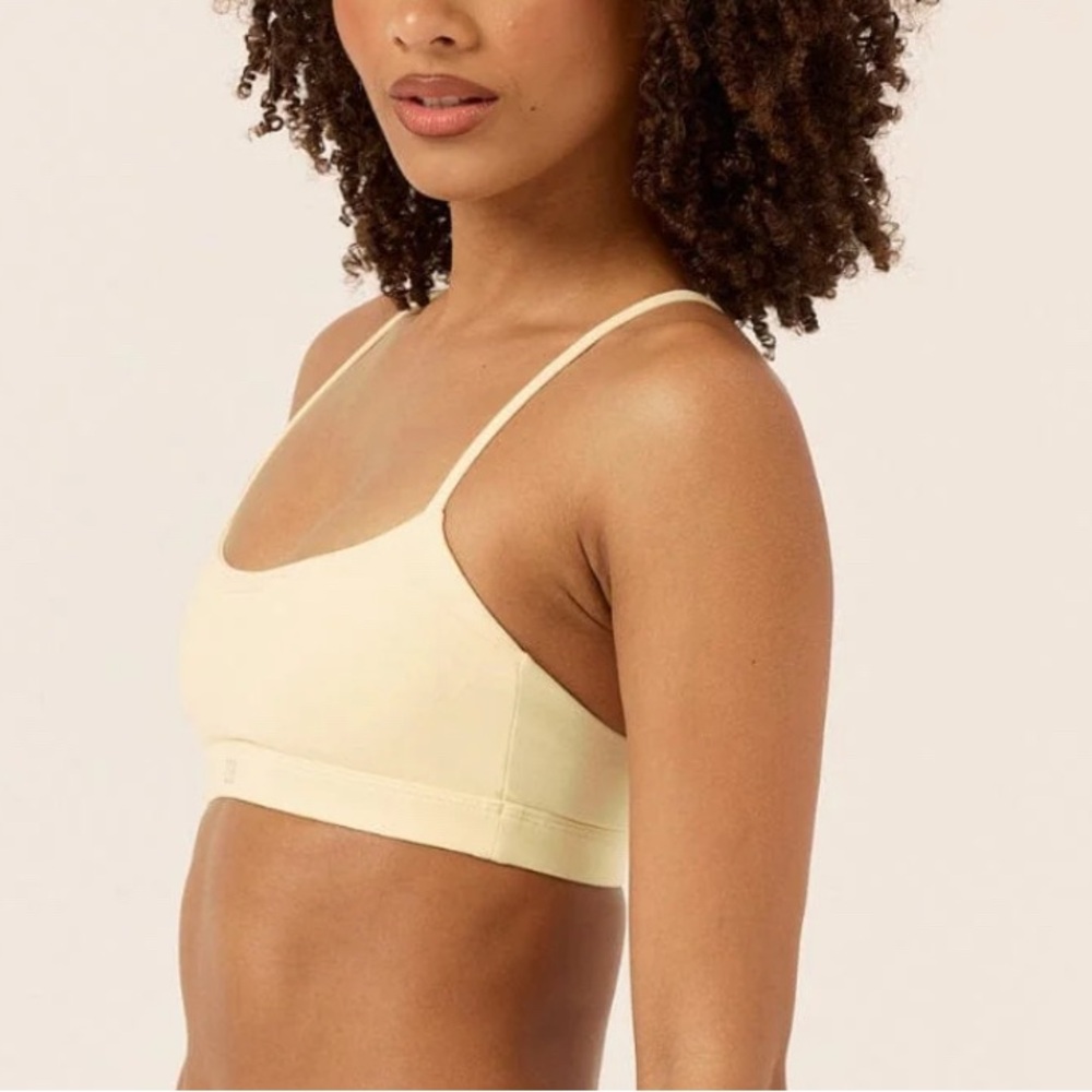Women's butter yellow sports bra